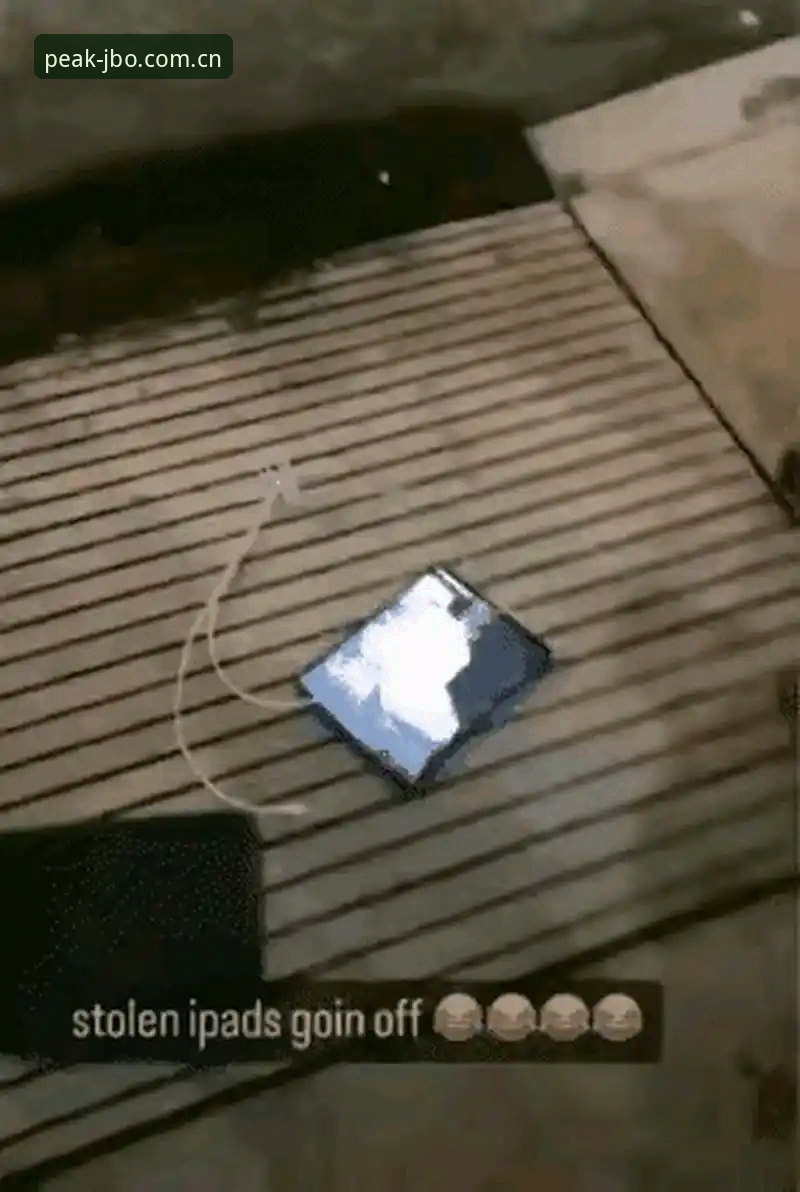 费城那场雨，等了两个多小时才停。手机屏幕亮着，下半场迟迟不开球，我坐在沙发上把上半场的集锦又刷了一遍。屏幕上姆巴佩左脚远射破门的瞬间，慢动作回放里能看清皮球在空中划出的弧线——那一刻你很难不想起，这场比赛开始前几个小时，梅西刚刚在另一块场地上把世界杯进球数定格在18个。